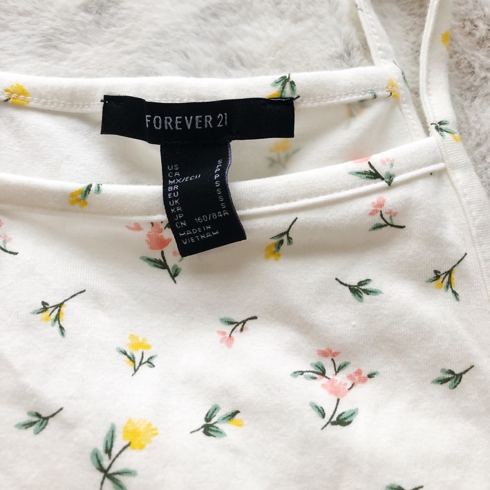 ❣️3/$15❣️FOREVER 21 FLORAL CROP TOP